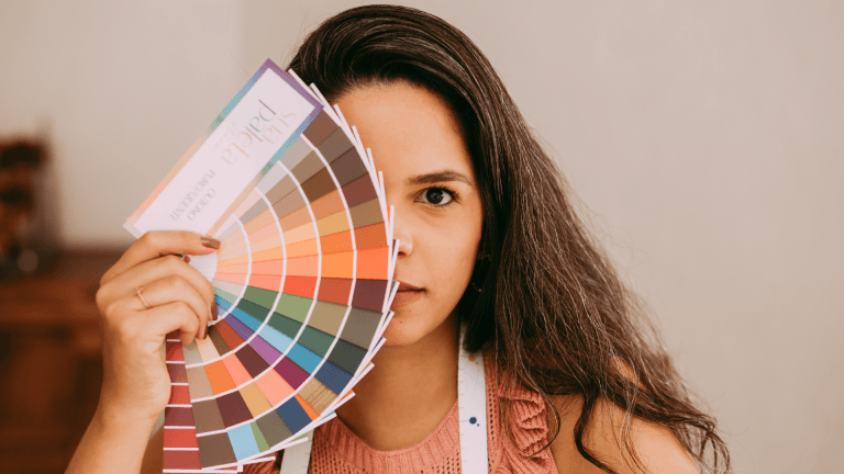 Analyysin avulla löydetään juuri sinun oma värimaailmasi, joka tuo kasvoille hehkua, kirkkautta ja harmoniaa.